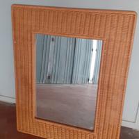 Specchio con cornice intrecciata stile vimini. 