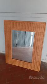 Specchio con cornice intrecciata stile vimini. 