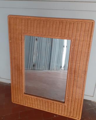 Specchio con cornice intrecciata stile vimini. 