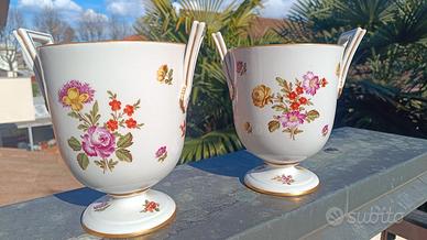 Coppia di cachepot in porcellana con disegni flore