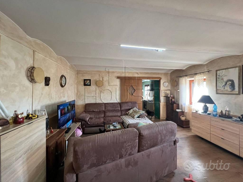 Rustico / Casale di 217 m² con 5 locali e box auto - Vista 3