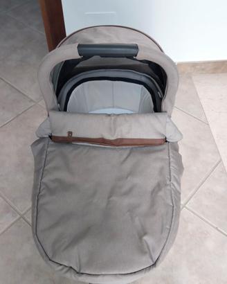 trio composto da navicella, ovetto e passeggino 