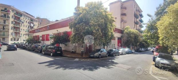 NEGOZIO A NAPOLI