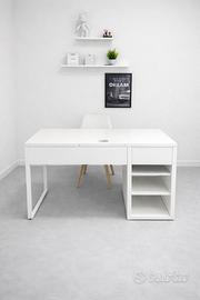 Scrivania con Cassetti e Mensole