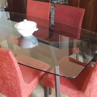 Tavolo soggiorno-pranzo con sei sedie