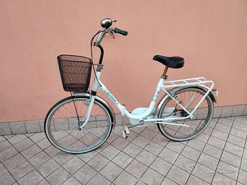 Bicicletta da 24 bianca pieghevole con cesto