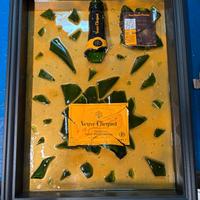 Quadri in resina con bottiglie rotte.