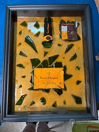 Quadri in resina con bottiglie rotte.