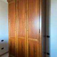 armadio in legno massiccio