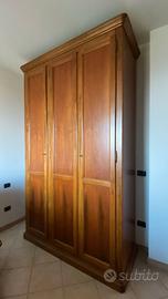 armadio in legno massiccio