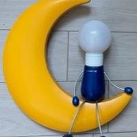 lampadario giallo a forma di luna