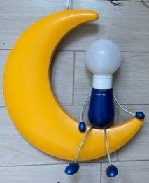 lampadario giallo a forma di luna