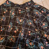 Gonna larga, sfondo nero con fantasia a fiori