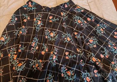 Gonna larga, sfondo nero con fantasia a fiori