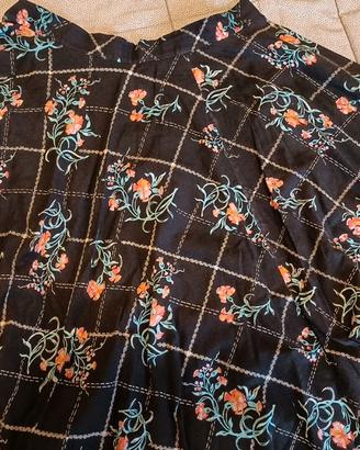 Gonna larga, sfondo nero con fantasia a fiori