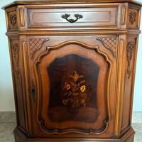 Mobiletto basso in legno scuro