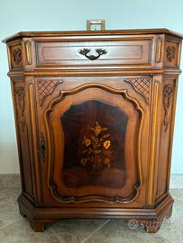 Mobiletto basso in legno scuro