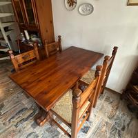 Tavolo in legno massello  e 4 sedie