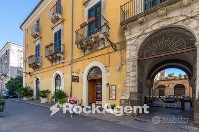 VIA CROCIFERI - LOCALE COMMERCIALE IN PALAZZO STOR