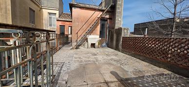 Fiumefreddo casa singola - due livelli - giardino