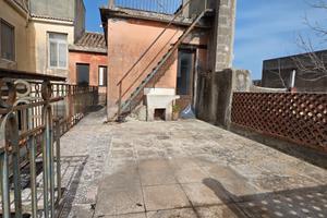 Fiumefreddo casa singola - due livelli - giardino