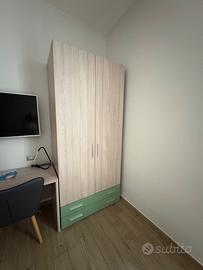 Armadio scrivania e sedie