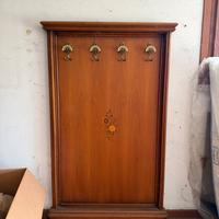 Appendiabiti a parete in legno con decoro floreale