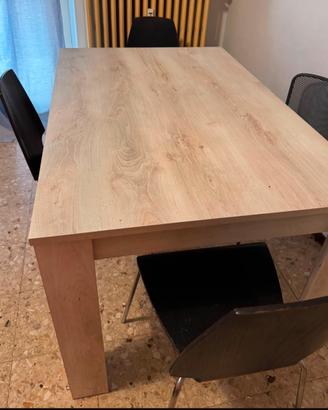 Tavolo, cucina completa e frigo