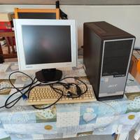 Computer completo di monitor e tastiera