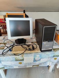 Computer completo di monitor e tastiera