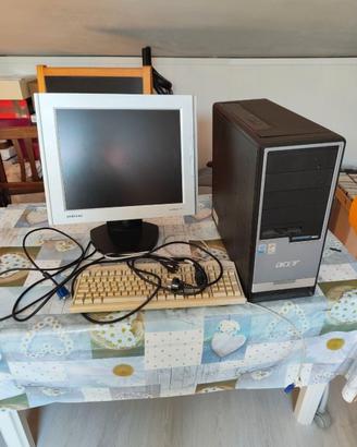 Computer completo di monitor e tastiera