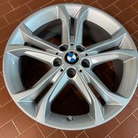 Cerchi in lega originali BMW da 18, con valvole.