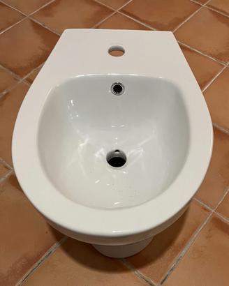 Bidet serie clio filo muro a terra in ceramica bia
