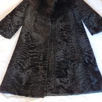 Cappotto nero con pelliccia