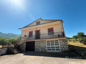 Casa con giardino