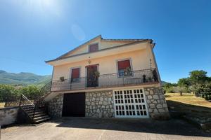 Casa con giardino