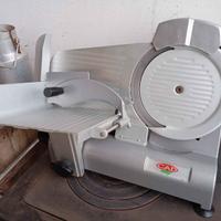 Affettatrice con affila lama diametro cm 22