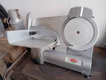 Affettatrice con affila lama diametro cm 22