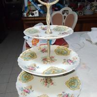 Centrotavola trepiatti in ceramica decorati a mano