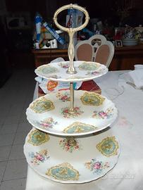 Centrotavola trepiatti in ceramica decorati a mano