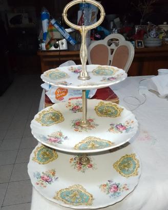 Centrotavola trepiatti in ceramica decorati a mano