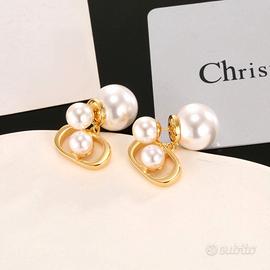 Orecchini di perle con lettere Dior