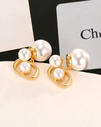 Orecchini di perle con lettere Dior