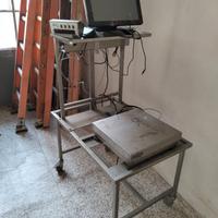 bilancia elettronica con computer 