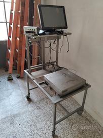 bilancia elettronica con computer 