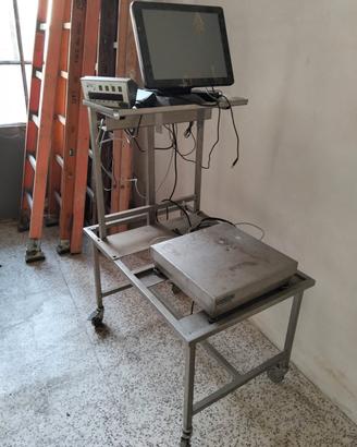 bilancia elettronica con computer 