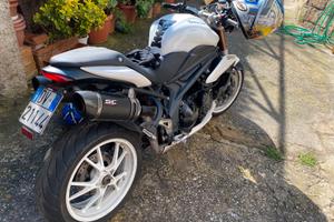 Moto Triumph speed triple