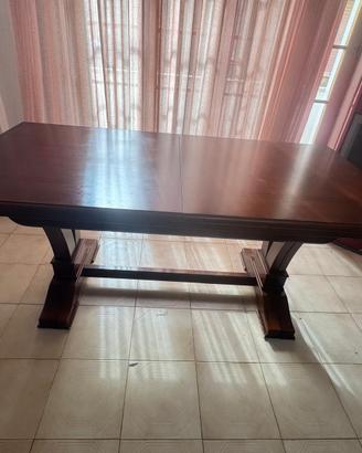 Arredamento in legno: armadiotavolo, sedie, camera