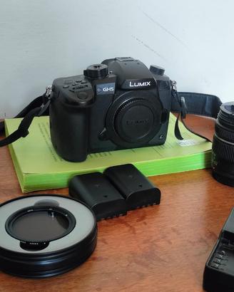 Lumix GH5 + Lumix G Vario 14-42mm e accessori