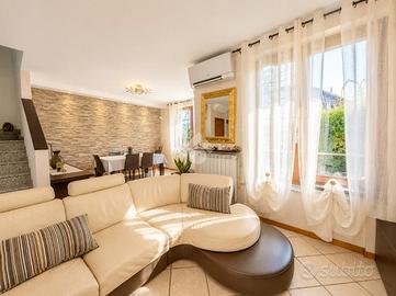 VILLA A SCHIERA A LOMAGNA